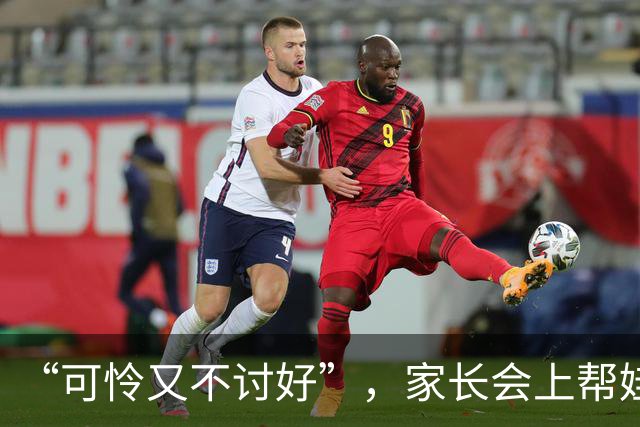 “可怜又不讨好”，家长会上帮娃整理一个多小时书，收获一片骂声