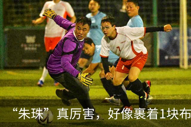 “朱珠”真厉害，好像裹着1块布就走机场，上半身任性下半身松弛