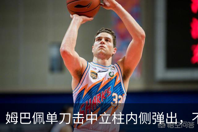 姆巴佩单刀击中立柱内侧弹出，不过也越位在先了